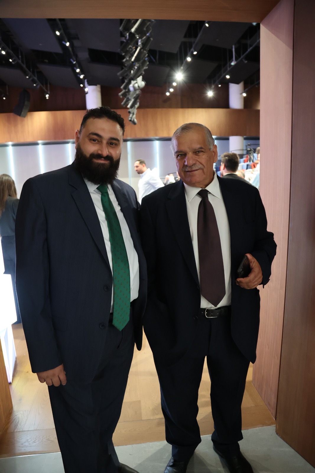 صورة تذكارية مع أحد ضيوف الحفل